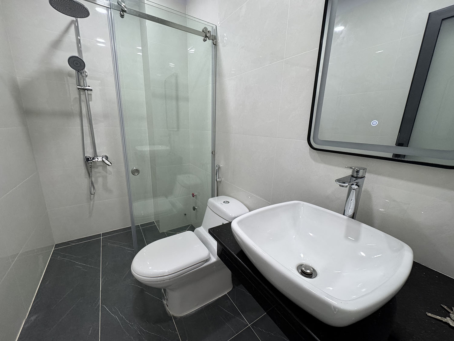 Nhà phố 3 lầu thiết kế Singapore đẹp lung linh full nội thất cao cấp hẻm xe hơi Khu VIP Quang Trung